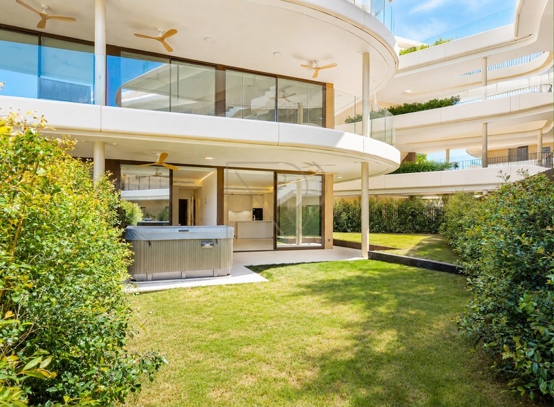 Prodej apartmánu 3+kk se zahradou, dvě parkovací stání, Málaga, Španělsko