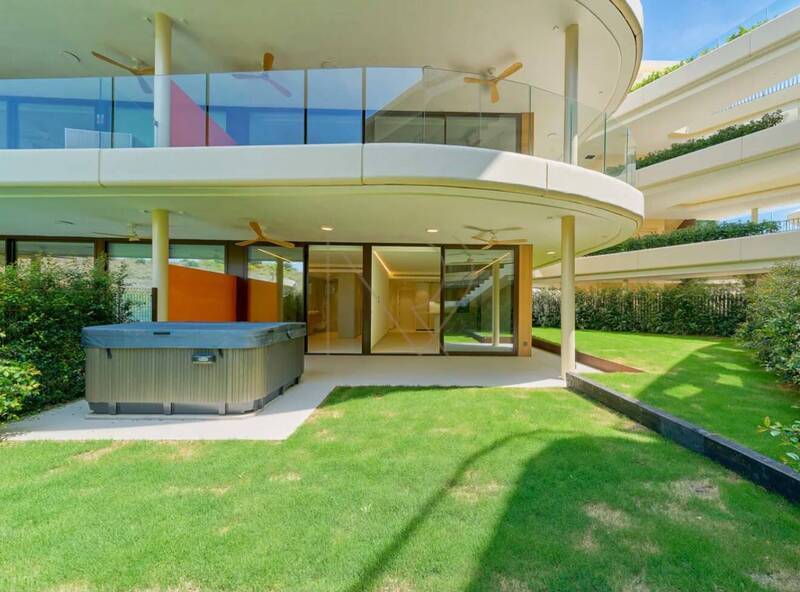 Prodej apartmánu 3+kk se zahradou, dvě parkovací stání, Málaga, Španělsko
