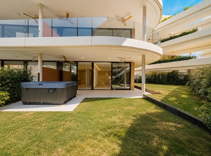 Prodej apartmánu 3+kk se zahradou, dvě parkovací stání, Málaga, Španělsko
