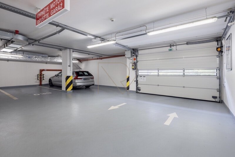 Prodej bytu 4+kk s velkou terasou, lodžií a parkovacím stáním, U Nikolajky, Praha 5 - Smíchov