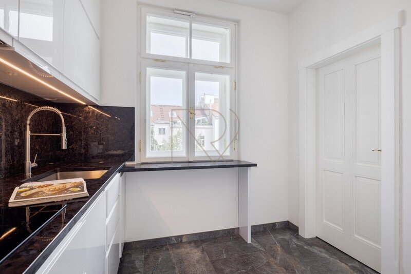 Prodej bytu 3+1 90 m2, Na Březince, Praha 5 - Smíchov