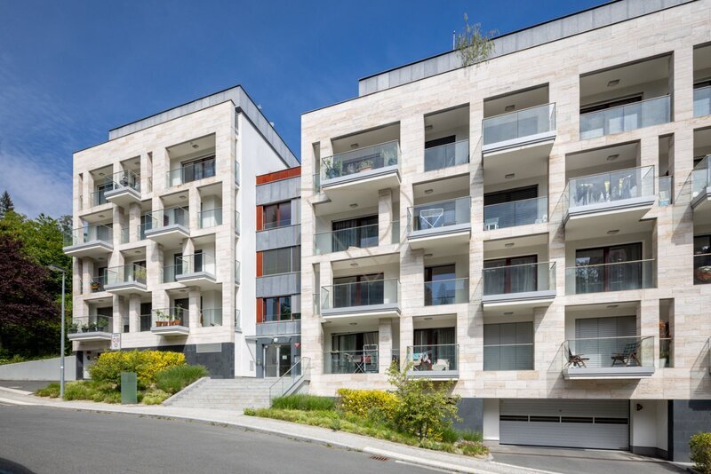 Prodej bytu 4+kk s velkou terasou, lodžií a dvě garážová stání, U Nikolajky, Praha 5 - Smíchov