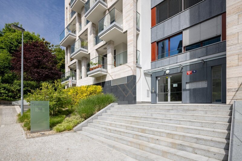 Prodej bytu 4+kk s velkou terasou, lodžií a dvě garážová stání, U Nikolajky, Praha 5 - Smíchov