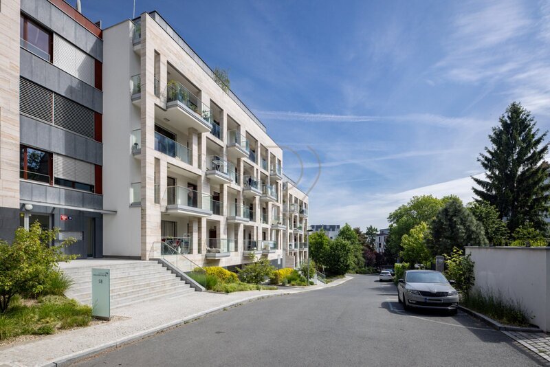 Prodej bytu 4+kk s velkou terasou, lodžií a dvě garážová stání, U Nikolajky, Praha 5 - Smíchov