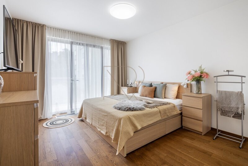 Prodej bytu 4+kk s velkou terasou, lodžií a dvě garážová stání, U Nikolajky, Praha 5 - Smíchov