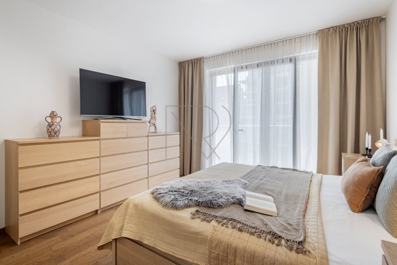 Prodej bytu 4+kk s velkou terasou, lodžií a dvě garážová stání, U Nikolajky, Praha 5 - Smíchov