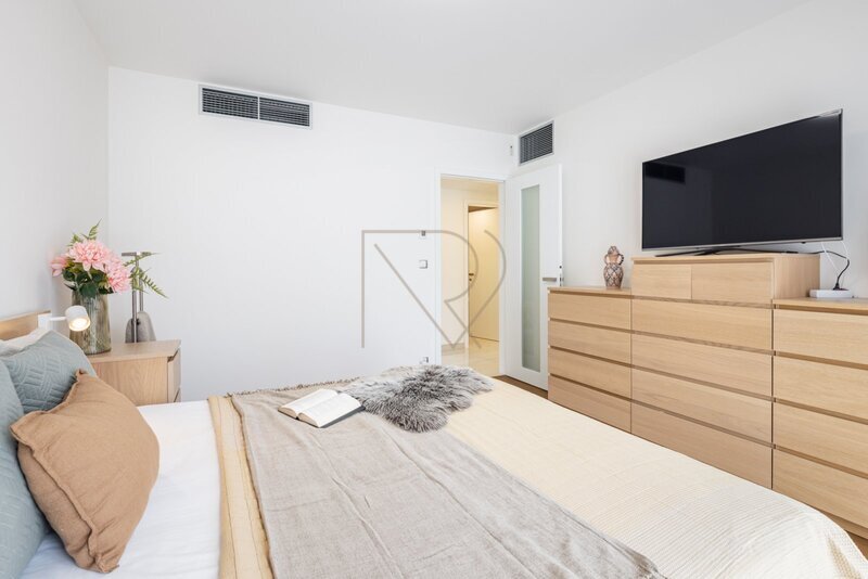 Prodej bytu 4+kk s velkou terasou, lodžií a dvě garážová stání, U Nikolajky, Praha 5 - Smíchov