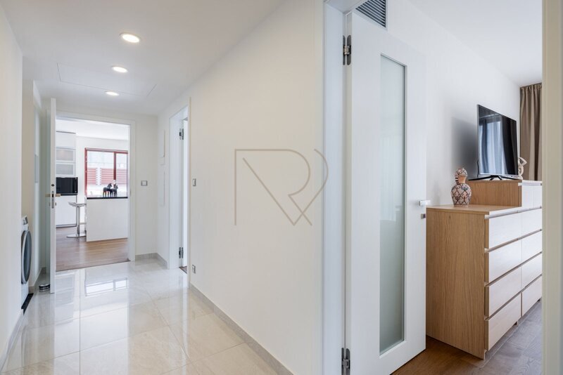 Prodej bytu 4+kk s velkou terasou, lodžií a dvě garážová stání, U Nikolajky, Praha 5 - Smíchov