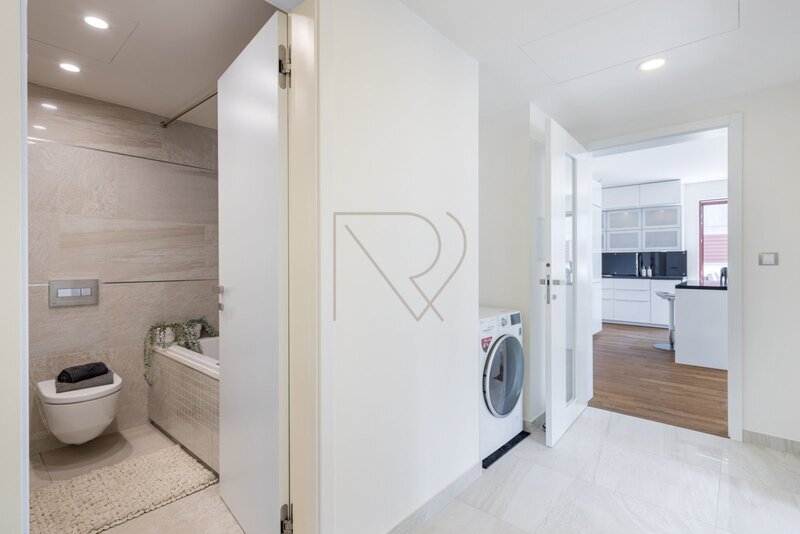 Prodej bytu 4+kk s velkou terasou, lodžií a dvě garážová stání, U Nikolajky, Praha 5 - Smíchov