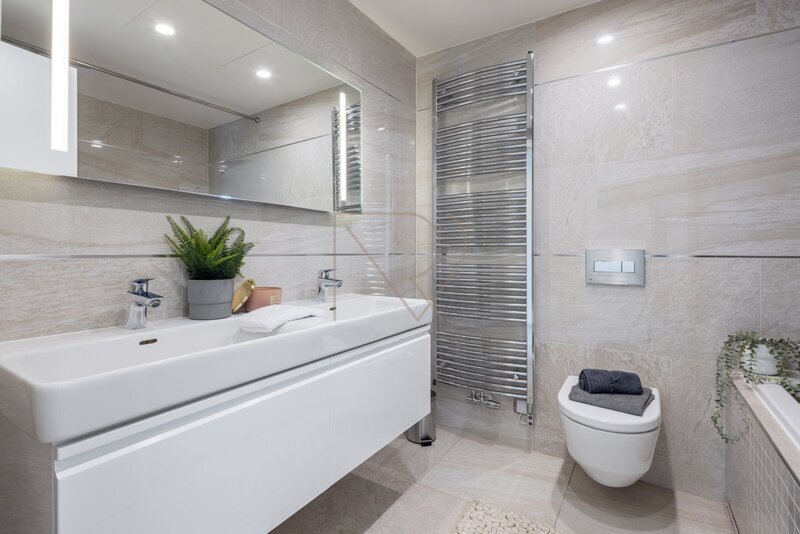 Prodej bytu 4+kk s velkou terasou, lodžií a dvě garážová stání, U Nikolajky, Praha 5 - Smíchov