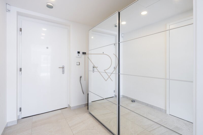 Prodej bytu 4+kk s velkou terasou, lodžií a dvě garážová stání, U Nikolajky, Praha 5 - Smíchov