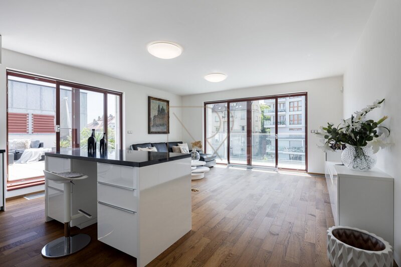 Prodej bytu 4+kk s velkou terasou, lodžií a dvě garážová stání, U Nikolajky, Praha 5 - Smíchov