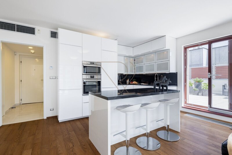 Prodej bytu 4+kk s velkou terasou, lodžií a dvě garážová stání, U Nikolajky, Praha 5 - Smíchov