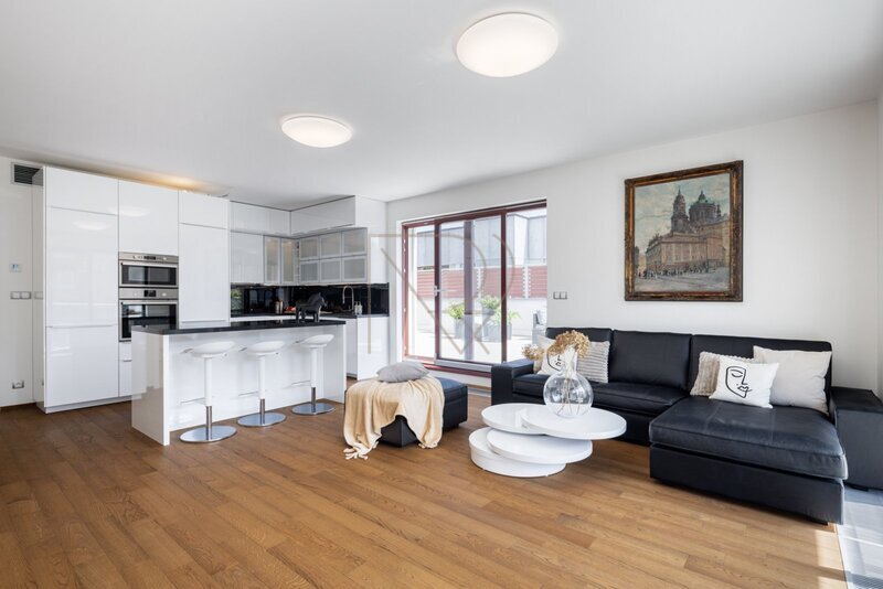 Prodej bytu 4+kk s velkou terasou, lodžií a dvě garážová stání, U Nikolajky, Praha 5 - Smíchov