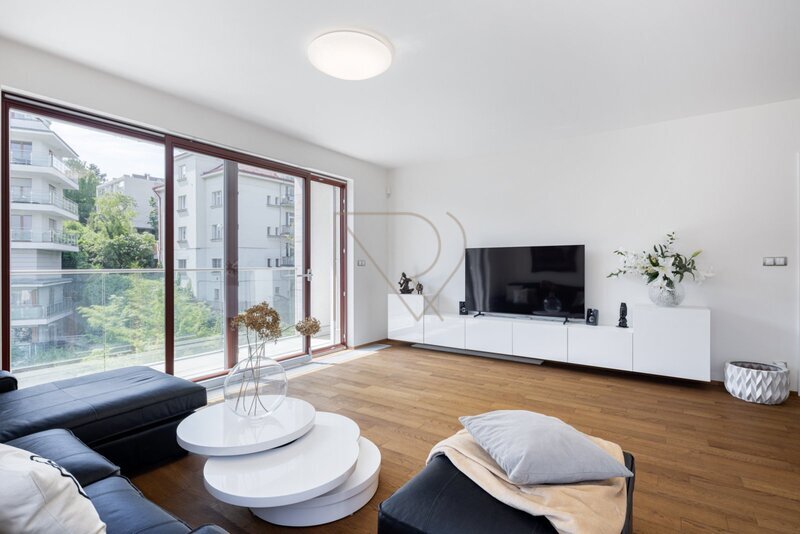 Prodej bytu 4+kk s velkou terasou, lodžií a dvě garážová stání, U Nikolajky, Praha 5 - Smíchov