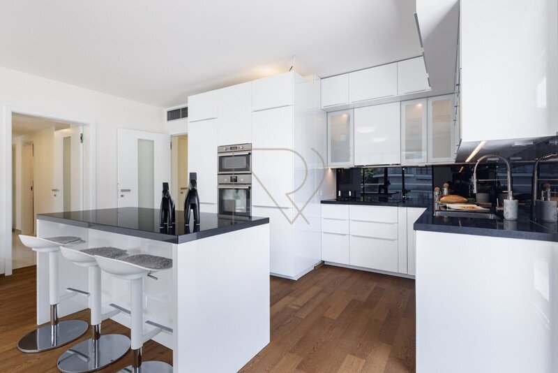 Prodej bytu 4+kk s velkou terasou, lodžií a dvě garážová stání, U Nikolajky, Praha 5 - Smíchov