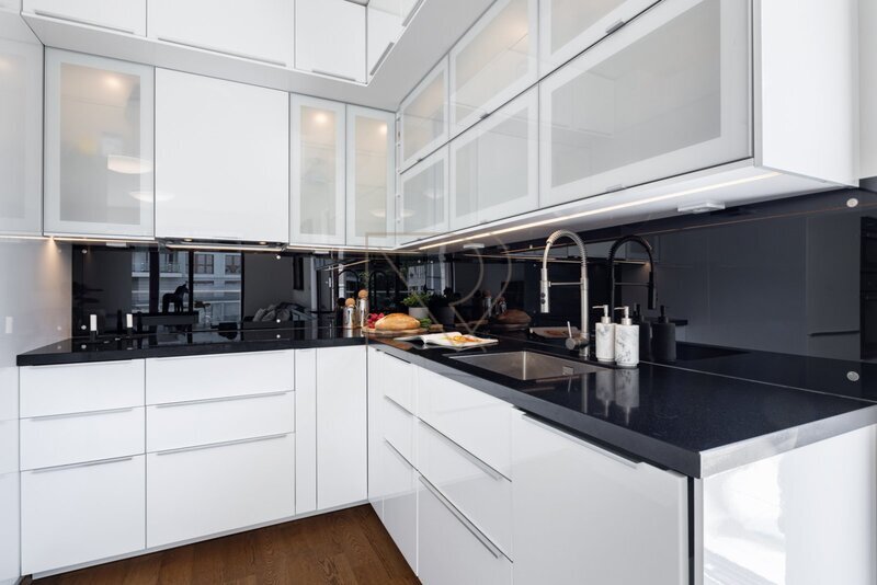 Prodej bytu 4+kk s velkou terasou, lodžií a dvě garážová stání, U Nikolajky, Praha 5 - Smíchov