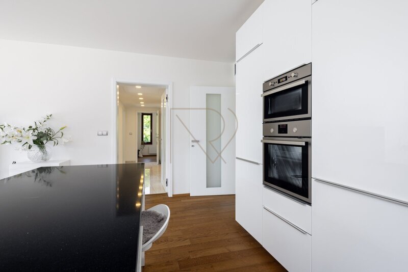 Prodej bytu 4+kk s velkou terasou, lodžií a dvě garážová stání, U Nikolajky, Praha 5 - Smíchov