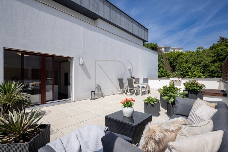 Prodej bytu 4+kk s velkou terasou, lodžií a dvě garážová stání, U Nikolajky, Praha 5 - Smíchov