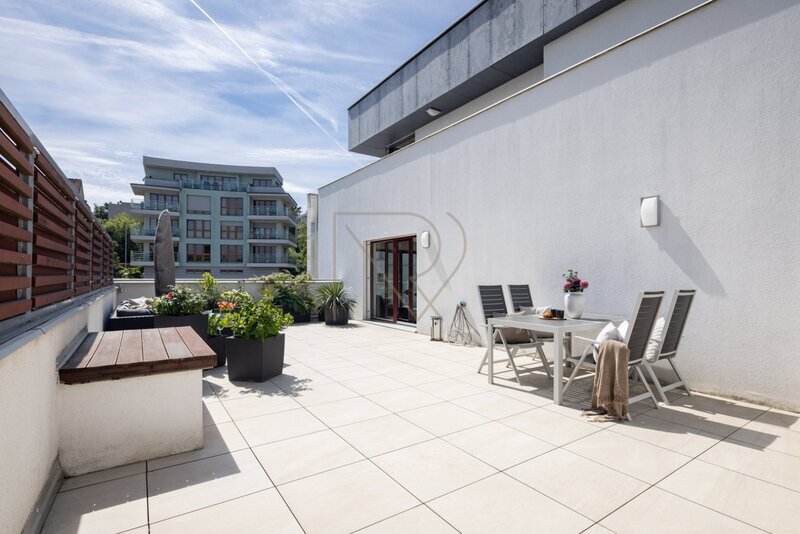 Prodej bytu 4+kk s velkou terasou, lodžií a dvě garážová stání, U Nikolajky, Praha 5 - Smíchov