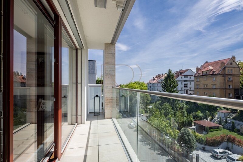 Prodej bytu 4+kk s velkou terasou, lodžií a dvě garážová stání, U Nikolajky, Praha 5 - Smíchov