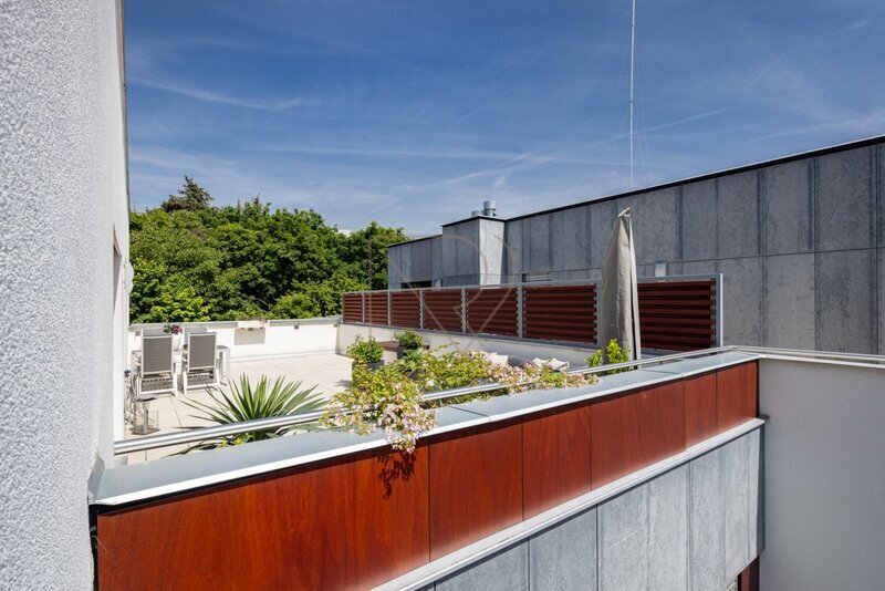 Prodej bytu 4+kk s velkou terasou, lodžií a dvě garážová stání, U Nikolajky, Praha 5 - Smíchov