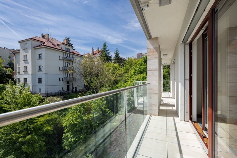 Prodej bytu 4+kk s velkou terasou, lodžií a dvě garážová stání, U Nikolajky, Praha 5 - Smíchov