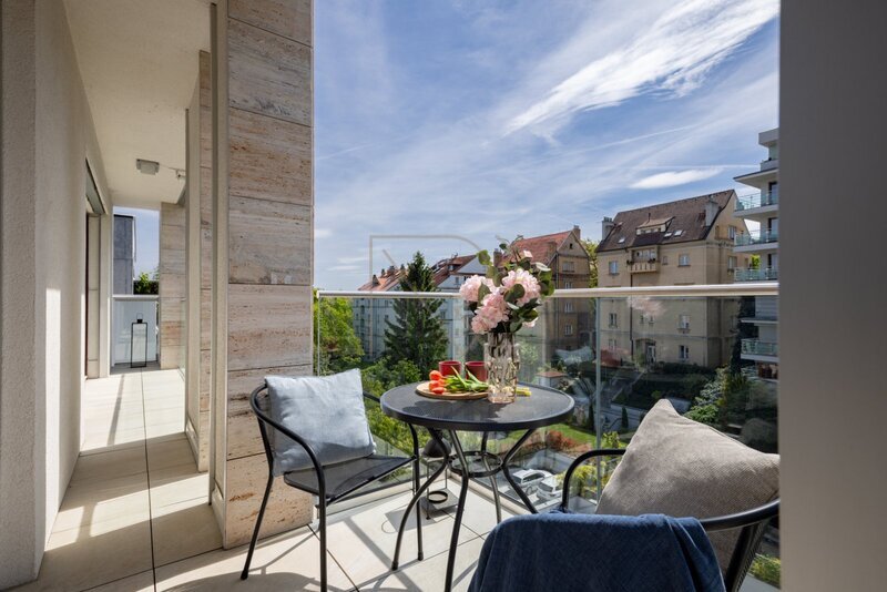 Prodej bytu 4+kk s velkou terasou, lodžií a dvě garážová stání, U Nikolajky, Praha 5 - Smíchov