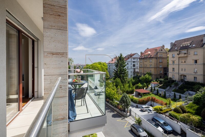 Prodej bytu 4+kk s velkou terasou, lodžií a dvě garážová stání, U Nikolajky, Praha 5 - Smíchov