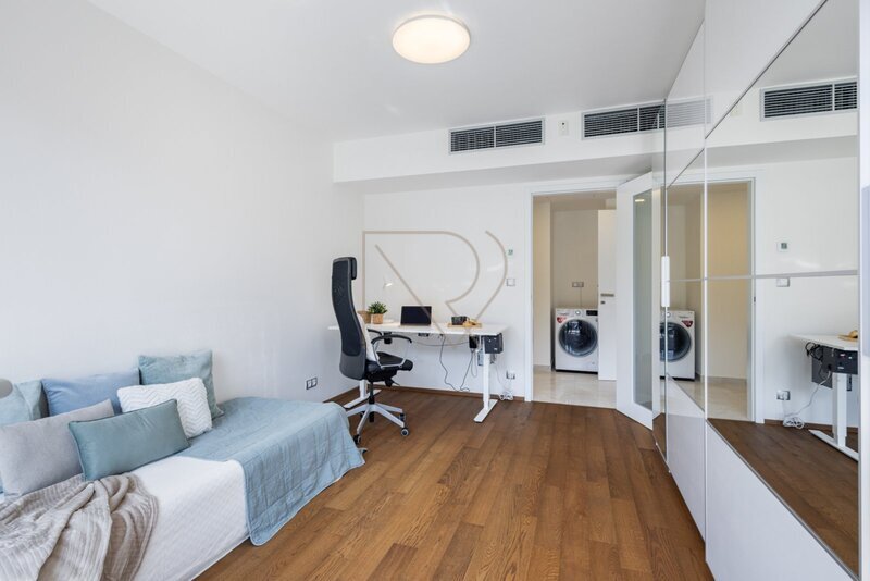 Prodej bytu 4+kk s velkou terasou, lodžií a dvě garážová stání, U Nikolajky, Praha 5 - Smíchov