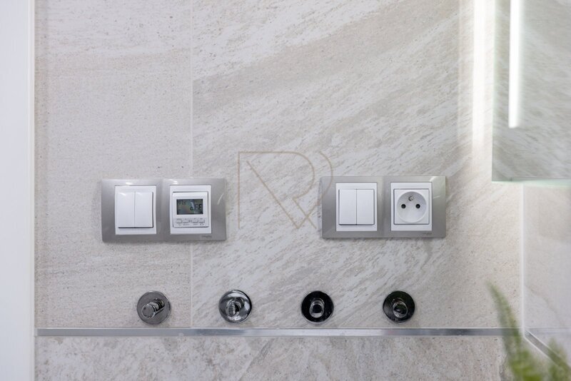 Prodej bytu 4+kk s velkou terasou, lodžií a dvě garážová stání, U Nikolajky, Praha 5 - Smíchov