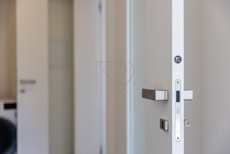 Prodej bytu 4+kk s velkou terasou, lodžií a dvě garážová stání, U Nikolajky, Praha 5 - Smíchov