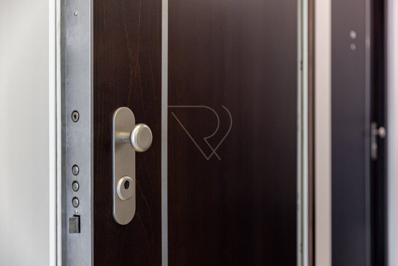 Prodej bytu 4+kk s velkou terasou, lodžií a dvě garážová stání, U Nikolajky, Praha 5 - Smíchov