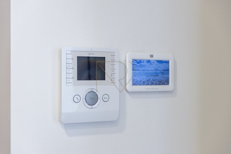 Prodej bytu 4+kk s velkou terasou, lodžií a dvě garážová stání, U Nikolajky, Praha 5 - Smíchov