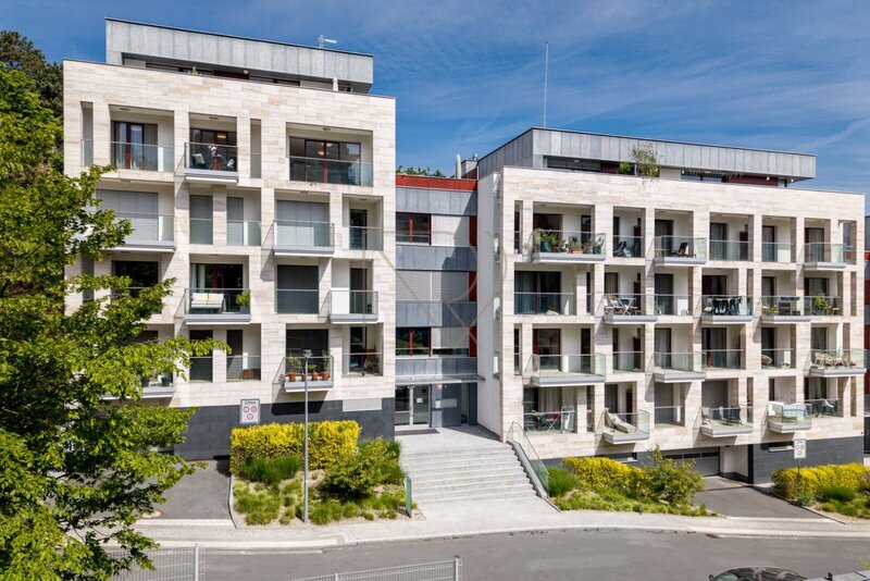 Prodej bytu 4+kk s velkou terasou, lodžií a dvě garážová stání, U Nikolajky, Praha 5 - Smíchov