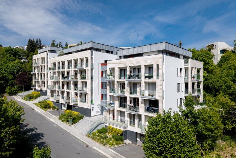 Prodej bytu 4+kk s velkou terasou, lodžií a dvě garážová stání, U Nikolajky, Praha 5 - Smíchov