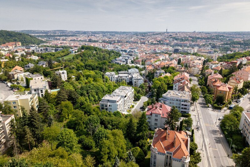Prodej bytu 4+kk s velkou terasou, lodžií a dvě garážová stání, U Nikolajky, Praha 5 - Smíchov