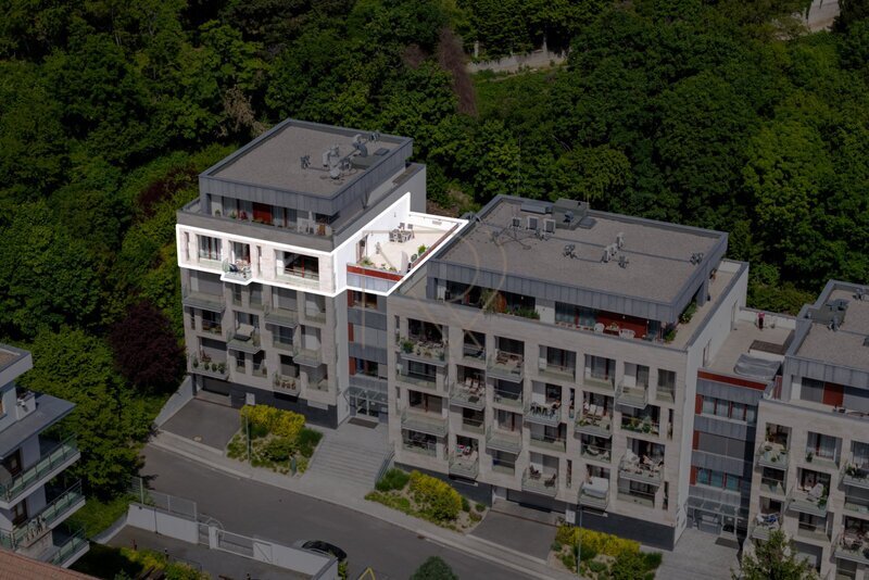 Prodej bytu 4+kk s velkou terasou, lodžií a dvě garážová stání, U Nikolajky, Praha 5 - Smíchov