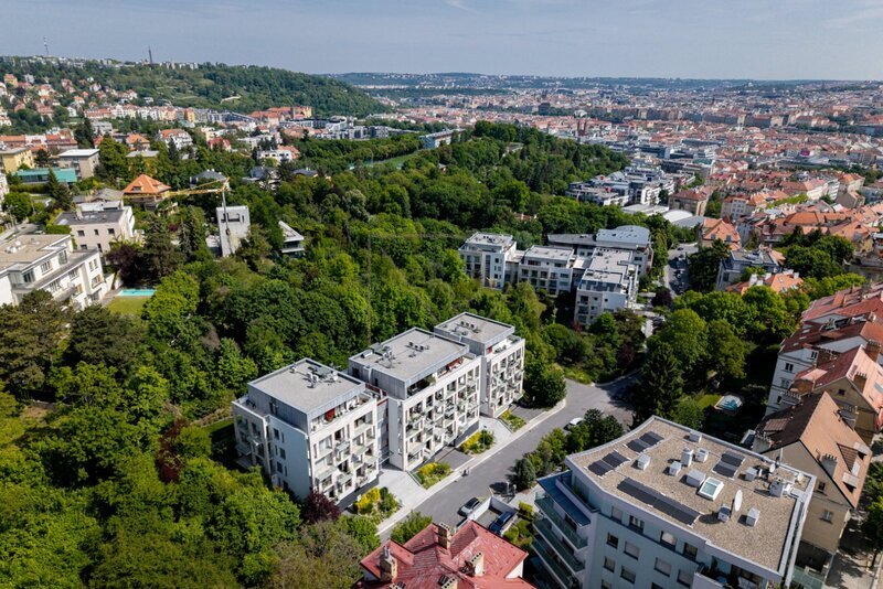 Prodej bytu 4+kk s velkou terasou, lodžií a dvě garážová stání, U Nikolajky, Praha 5 - Smíchov