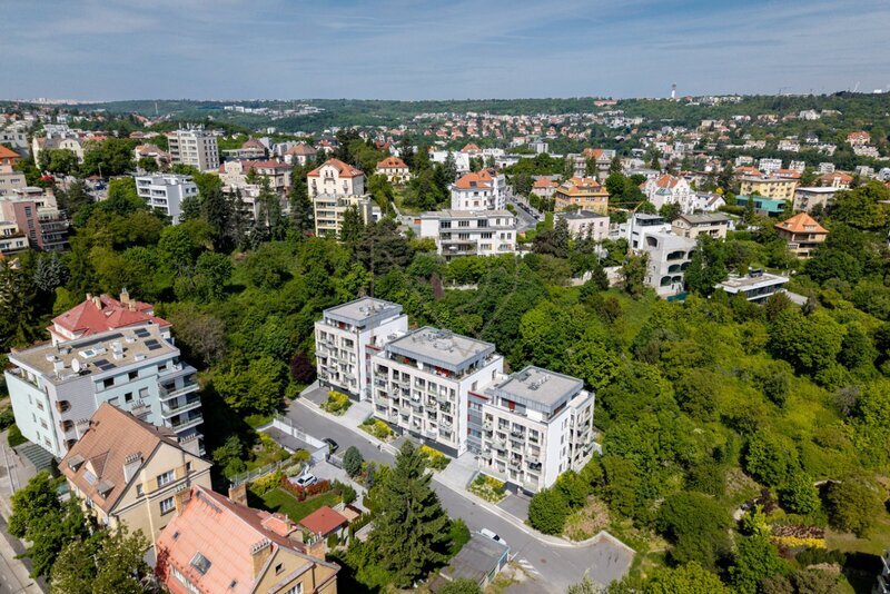 Prodej bytu 4+kk s velkou terasou, lodžií a dvě garážová stání, U Nikolajky, Praha 5 - Smíchov