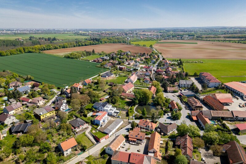 Stavební pozemek 880 m2, Lhota u Dolních Břežan, okres Praha - západ