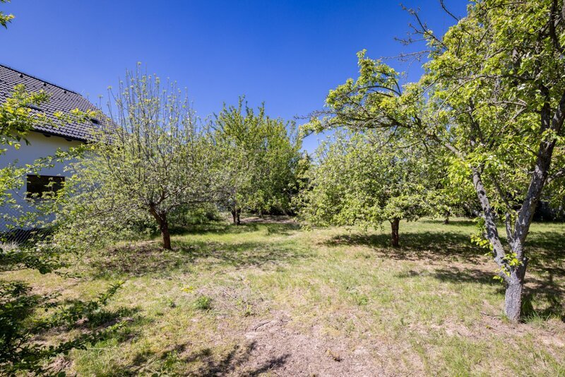 Stavební pozemek 880 m2, Lhota u Dolních Břežan, okres Praha - západ